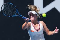 София Кенин отпадна рано от Откритото първенство на Австралия, убедителни победи за Гоф и Анисимова