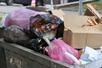 Столичната община продължава работата по сметопочистването