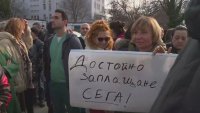 Заради неизплатени заплати - медици от Варна излязоха на протест