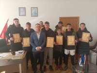 Ученици намериха голяма сума пари, документи и животоспасяващи лекарства и ги върнаха на собственичката им