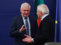 Вдигат заплатите в бюджетния сектор с 5%, очакванията са да се изплатят със задна дата през февруари