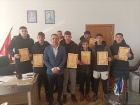 Ученици върнаха изгубена чанта с пари и лекарства