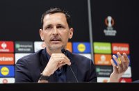 Айнтрахт Франкфурт уволни Дино Топмьолер