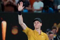 Яник Синер загуби първи сет в Мелбърн, но стигна до осминафиналите след обрат