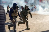 Гняв, скръб и сблъсъци в Минесота: Пистолет или телефон е държал убитият от федерални мъж?