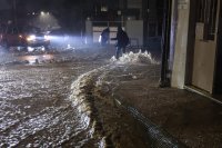 Наводнение взе жертви в Атина: Издадено е предупреждение за опасно лошо време