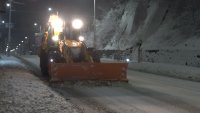 Обилен снеговалеж усложни пътната обстановка в Смолянско