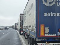 С 13 километра се е "стопила" опашката от чакащи тирове на "Капитан Андреево"