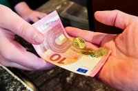 КЗП напомня: От 1 февруари не можем да плащаме в лева, а само в евро