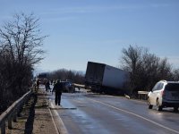 Съдът в Плевен ще гледа мярката на шофьора на тира, причинил тежката катастрофа край Телиш