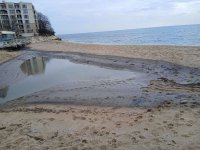 Замърсяване с мазут по ивицата в северната част на варненския плаж Кабакум (СНИМКИ)