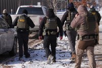 След инцидента в Минеаполис - имиграционните служби с нареждане да не се влиза в конфронтации