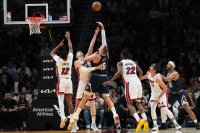 Амен Томпсън и Алперен Шенгюн поведоха Хюстън към успех над Далас в НБА