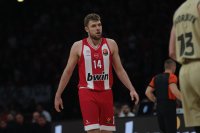 Александър Везенков бе най-резултатен за Олимпиакос при успеха над бившия си тим Барселона