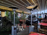 Джип се вряза в ресторант в Пловдив (СНИМКИ)