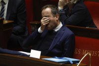 Правителството на Франция оцеля след вот на недоверие