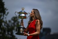 Елена Рибакина позира с трофея от Australian Open (ГАЛЕРИЯ)