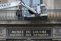 Възстановяват короната на императрица Евгения след обира в Лувъра