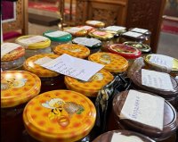 В деня на пчеларя: Осветиха десетки буркани с мед в църква в Айтос за лечение на тежко болни