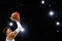 Историческо шоу на Уембаняма донесе пета поредна победа на Спърс