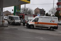 На косъм от трагедия: Микробус се вряза в бензиностанция в Хасково