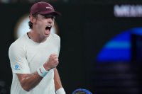 Алекс де Минор отстрани шампиона от 2015 г. Стан Вавринка от тенис турнира в Ротердам