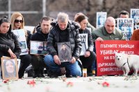 С 456 карамфила в памет на жертвите по пътищата протестиращи блокираха Орлов мост