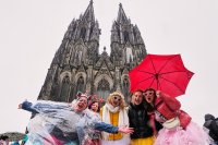 С улични празненства, костюми и много алкохол започнаха карнавалите в Германия