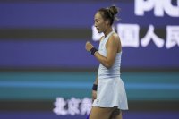 Цинвън Чжън се завърна с победа в Доха, защитаващата титлата Аманда Анисимова отпадна