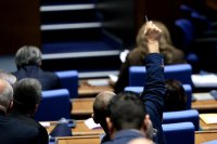 Данните за "Петрохан" вече са в парламента, взаимните нападки продължават