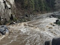 Река Чепинска излезе от коритото си, пътят Велинград &ndash; Сърница е затворен