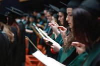 604 млади лекари положиха Хипократова клетва: Разказ от първо лице за трудния път на медицината