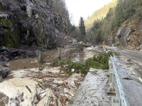 Пътят Велинград-Сърница остава затворен, след като придошлите води на р. Чепинска го заляха