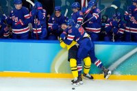 С гол на Куин Хюз в продължението САЩ отстрани Швеция и е на полуфинал в олимпийския турнир по хокей на лед