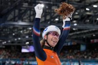 Йорит Бергсма завоюва олимпийско злато в масовия старт на бързо пързаляне с кънки