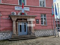 Оставиха в ареста мъжа, счупил стъклата на съда във Велинград