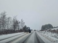 Зимата блокира пътища и транспорт в страната