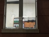 Мъж счупи стъклата на Районния съд във Велинград (СНИМКИ)