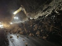 За втори път днес: Отново затвориха пътя за Велинград заради свлякла се скална маса (СНИМКИ)