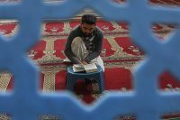 Мюсюлманите по света посрещнаха свещения месец Рамазан (СНИМКИ)