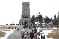 Хиляди дойдоха на връх Шипка, за да се преклонят пред саможертвата на героите