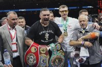 Олександър Усик ще защитава пояса на WBC срещу кикбокс легенда