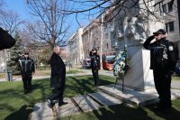 В цялата страна почетоха загиналите полицаи