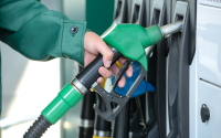Експерти: Икономически необосновано е държавата да отпуска помощи заради скока на цените на горивата