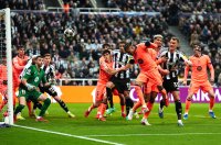 Нюкасъл изпусна победата в последните секунди срещу Барселона след брилянтна продукция от "свраките"