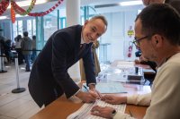 Победа за социалиста Еманюел Грегоар за кметския пост в Париж