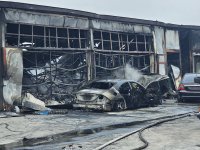 6 пожарни гасиха пожар в автоморга в Хасково