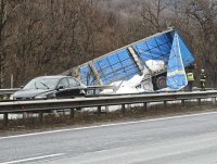 Катастрофа с тир затруднява движението по АМ &bdquo;Тракия&ldquo; към Бургас