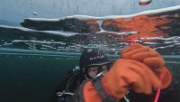 Гмуркане под леда: Водолази тренират в арктическо езеро