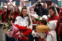 Лора Христова бе посрещната на българска земя от десетки приятели и министъра на младежта и спорта Димитър Илиев